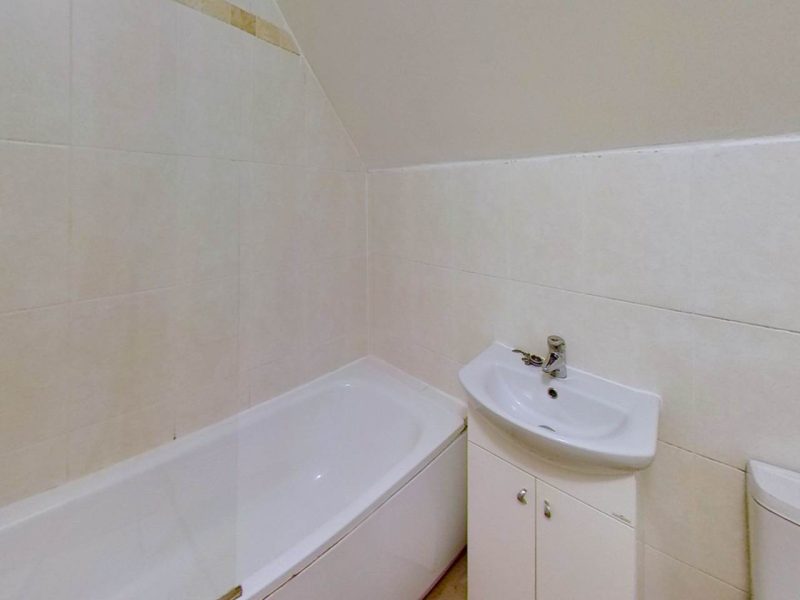 F5-6-Llanbleddian-Gardens-Bathroom