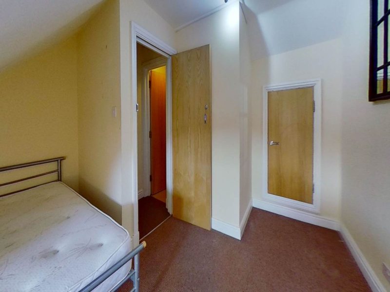 F5-6-Llanbleddian-Gardens-Bedroom